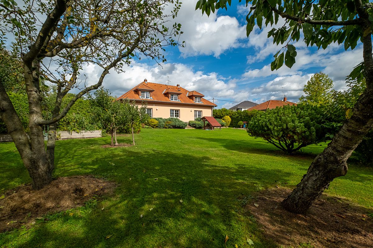 Prodej rodinného domu 222 m², pozemek 1934 m²